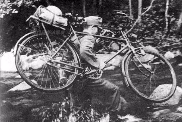 Một người lính bình thường khi hành quân bộ chỉ có thể mang theo khoảng vài chục kilogram hành lý. Tuy nhiên với một chiếc xe đạp, anh ta có thể mang được hàng trăm kilogram một cách dễ dàng. Nguồn ảnh: Sina.