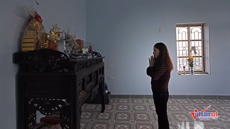 Bên cạnh là khu vực phòng thờ rộng rãi.