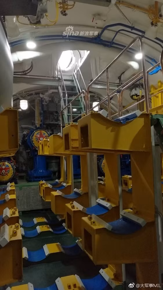 Trong số đó, hai tàu đầu tiên đã bị loại biên và ba tàu cuối cùng hiện vẫn đang tiếp tục hoạt động trong lực lượng Hải quân Trung Quốc. Ảnh: Cận cảnh bên trong phòng ngư lôi của tàu ngầm hạt nhân Type 091 đầu tiên của Trung Quốc. Nguồn ảnh: Sina.