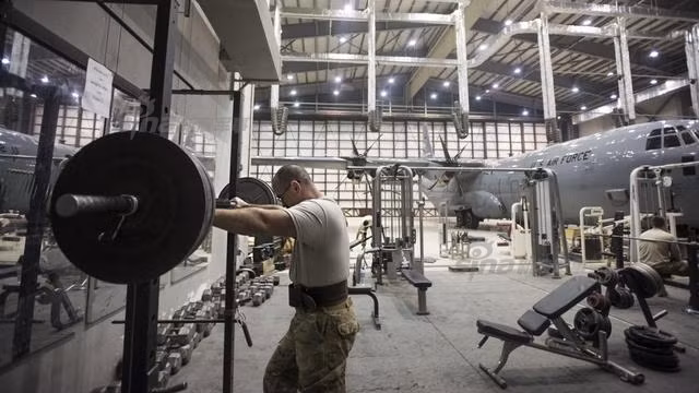 Kể từ sau Chiến tranh Thế giới cho đến nay, Mỹ luôn được cho là gia quốc gia sở hữu lực lượng Không quân mạnh nhất thế giới và vị thế này càng trở nên chắc chắn hơn sau sự sụp đổ của Liên Xô. Ngày nay, ngay cả sự trở lại của Nga hay trỗi dậy của Trung Quốc cũng không đủ để hạ bệ ngôi vương trên bầu trời của nước Mỹ. Nguồn ảnh: Sina.