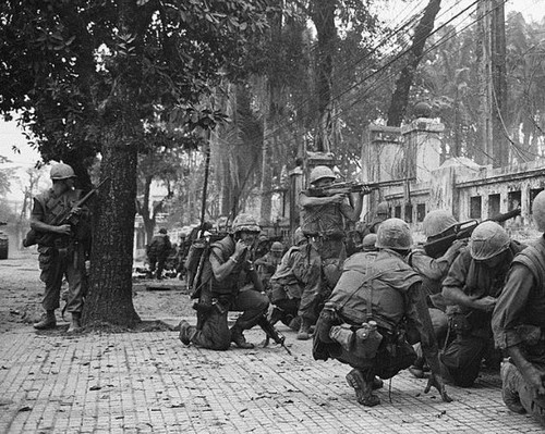 Cuộc chiến nổ ra ngay giữa thành phố Sài Gòn lớn nhất Nam Việt Nam, nơi mà thời Pháp đã được mệnh danh là "Hòn Ngọc Viễn Đông". Cuộc chiến diễn ra ngay giữa phố xá với nhà cửa san xát và những người dân thường chạy loạn ngay giữa chiến trường đã khiến nước Mỹ sửng sốt. Nguồn ảnh: Flickr.