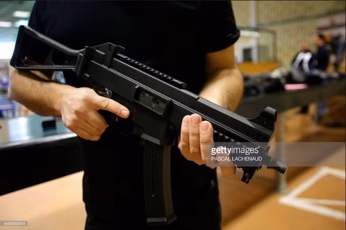 Tùy theo từng phiên bản mà súng tiểu liên UMP sẽ có trọng lượng khoảng từ 2,5 kg tới tối đa là 2,65 kg khi được nạp đầy băng đạn 30 viên. Súng sử dụng cỡ đạn 9x19mm hoặc 11,43x23mm, đều là hai cỡ đạn súng ngắn được sử dụng kèm với khẩu MP-5 trước kia. Nguồn ảnh: Gettyimg.