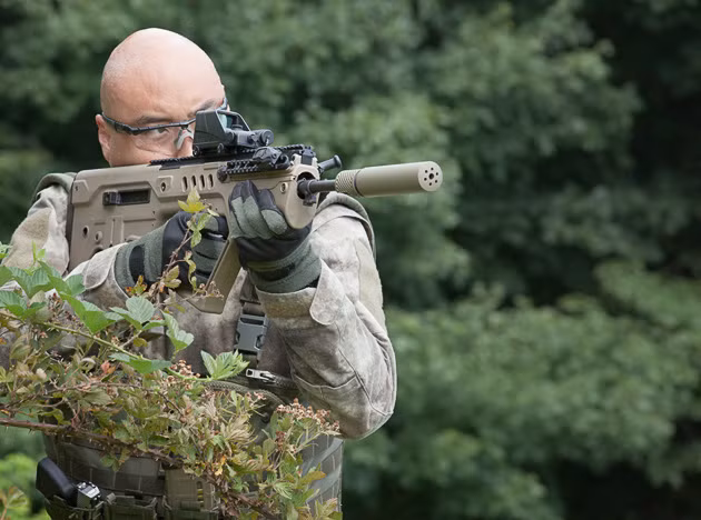 Giống như nhiều loại vũ khí hiện đại khác, Kel-Tec RDB cũng có khả năng gắn thêm rất nhiều thiết bị phụ trợ, bao gồm kính ngắm các loại, nòng giảm thanh,... Nguồn ảnh: Outdoor.