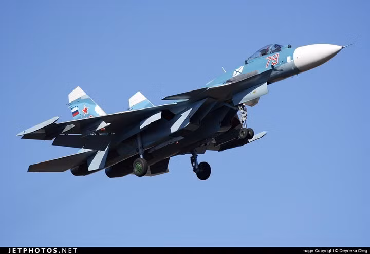 Sự khác biệt chính giữa Su-27 và Su-33 là Su-33 có thể hoạt động trên tàu sân bay và có cần để tiếp nhiên liệu trên không. Ảnh: Jetphotos.
