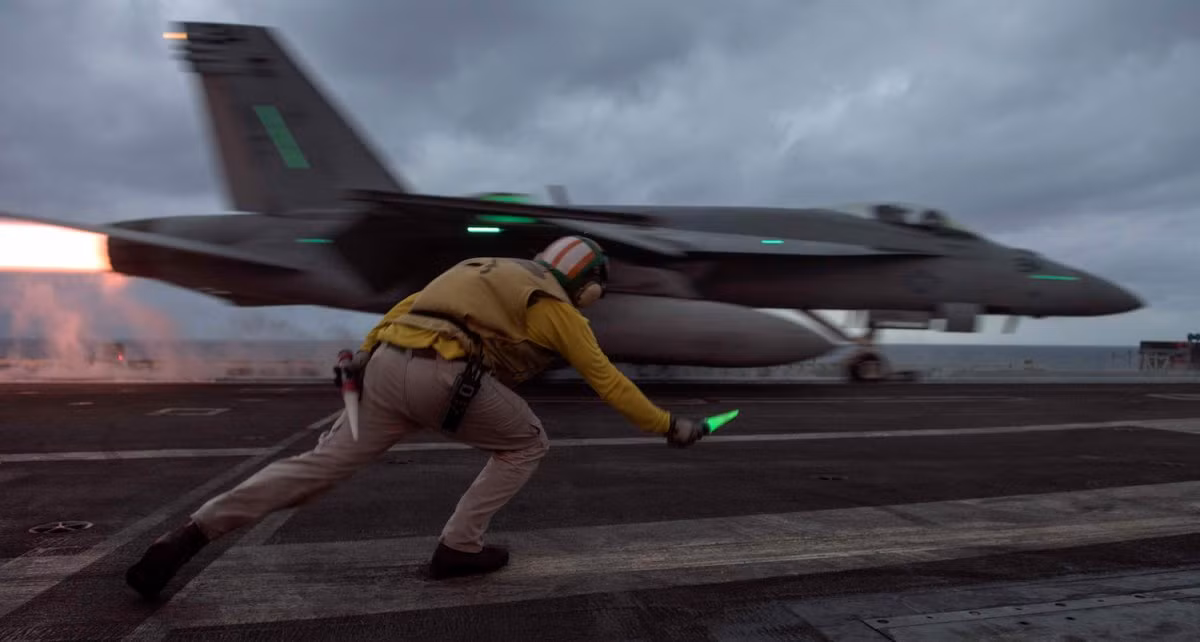 Phi cơ F-18E Super Hornet cất cánh từ tàu sân bay USS Ronald Reagan. Nguồn ảnh: BI.