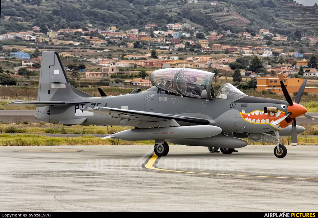 Loại máy bay cường kích, hỗ trợ mặt đất và chống chiến tranh du kích này được giới thiệu từ năm 2000, có thể sử dụng như một máy bay tấn công hạng nhẹ hoặc máy bay huấn luyện. Mẫu máy bay này được trang bị hệ thống vũ khí và điện tử hàng không hiện đại bậc nhất vào thời điểm nó ra mắt. Nguồn ảnh: Airplane.