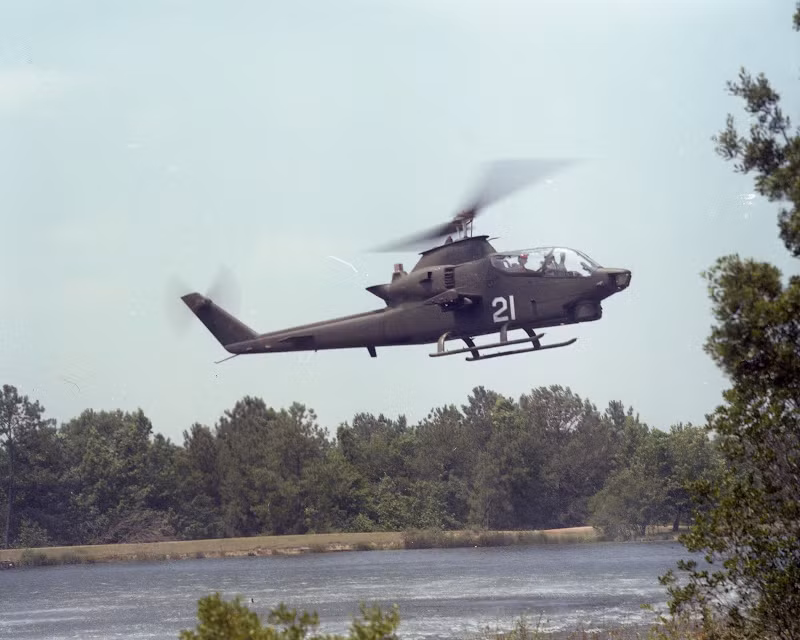 Điều đáng ngạc nhiên đó là AH-1 Cobra vốn dĩ được phát triển từ loại trực thăng đa năng UH-1 cũng do Bell sản xuất và UH-1 lại chính là loại trực thăng bị bắn hạ nhiều nhất trên chiến trường Việt Nam, với tổng cộng 3305 chiếc bị bắn rơi trong toàn cuộc chiến. Nguồn ảnh: Stingray.