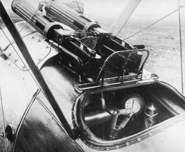 Hai khẩu súng máy uy lực và nguy hiểm của Sopwith Camel. Chỉ với một loạt đạn, Camel có thể hạ gục phi cơ đối phơng một cách dễ dàng. Nguồn ảnh: Yetanother.