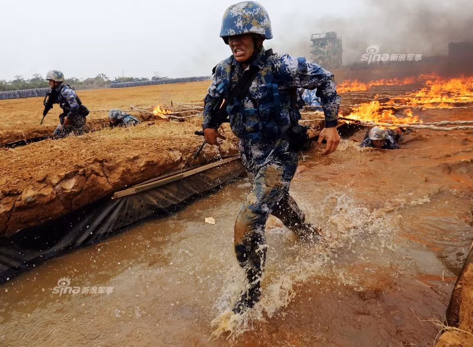 Lính Hải quân Đánh bộ Trung Quốc vượt chướng ngại vật. Nguồn ảnh: Sina.