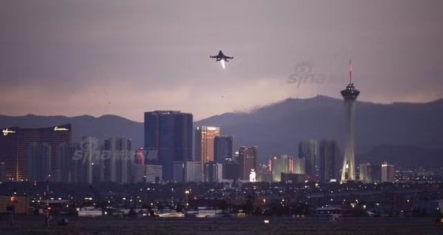 Chiến đấu cơ F-16 cất cánh từ căn cứ huấn luyện Nellis tại bang Nevada, Mỹ. F-16 là một trong những loại chiến đấu cơ nòng cốt đông đảo nhất trong lực lượng Không quân Mỹ bên cạnh các chiến đấu cơ F-15 và F-15E. Nguồn ảnh: Sina.