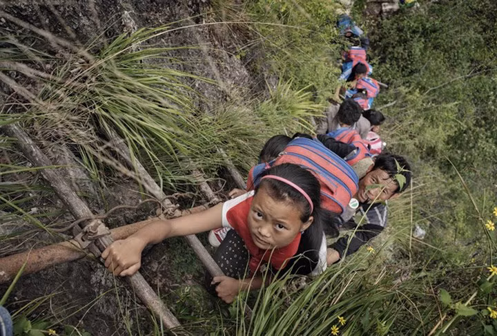 Quá trình leo lên mất 2,5 tiếng, đi xuống là 1,5 tiếng, một số em đã từng bị rơi xuống chân núi tử vong.