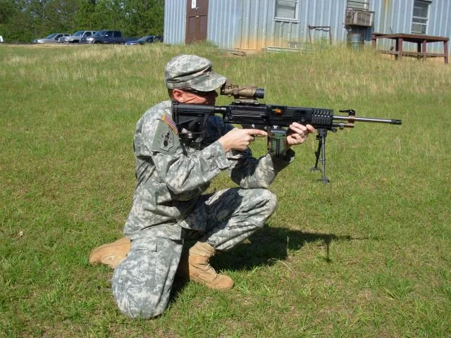 Được thiết kế từ năm 2003 bởi Mỹ, LSAT bắt đầu được sản xuất hàng loạt từ đầu năm 2010 và trở thành một trong những khẩu súng máy nhẹ nhất trong lịch sử. Nguồn ảnh: Wiki.