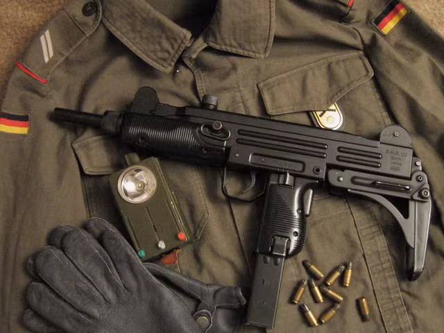 Với kích thước đặc biệt nhỏ gọn, khẩu tiểu liên Uzi sẽ là vũ khí phòng thân hữu hiệu cho các kíp lái xe tăng, phi công lái máy bay, kíp lái thiết giáp,... Nguồn ảnh: GK.