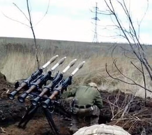 Mới đây, trên mạng xã hội của Ukraine đã đăng tải những hình ảnh về một loại vũ khí mới của nước này có thiết kế khá giống một tổ hợp pháo phản lực phóng loạt, tuy nhiên khi nhìn kỹ hơn chúng ta sẽ nhận ra rằng vũ khí trên được tạo thành từ nhiều khẩu súng chống tăng RPG-7. Nguồn ảnh: Sina.