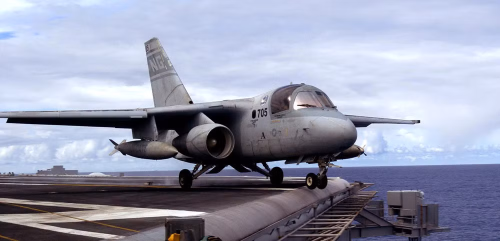 Bên cạnh tác chiến chống ngầm, S-3 có thể thực hiện nhiệm vụ tiếp nhiên liệu trên không, tình báo điện tử cho nhóm tác chiến tàu sân bay. S-3 cũng có thể mang ngư lôi, tên lửa đem lại khả năng tấn công mạnh mẽ. Trong bối cảnh Nga, Trung Quốc phát triển mạnh hạm đội tàu ngầm, sự trở lại của S-3 là rất cần thiết. Ảnh: Hải quân Mỹ.