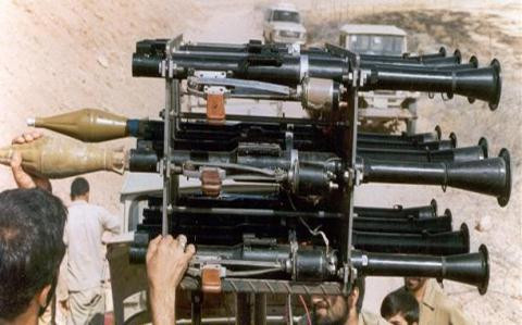 Nhược điểm được cho là lớn nhất của RPG-7 đó là tiếng nổ quá lớn, xạ thủ không được phép bắn liên tục quá ba viên nếu không sẽ bị chấn động đến não, có thể gây chảy máu tai và ngất xỉu. Tuy nhiên với khả năng "chế" ra bộ kích phóng từ xa, nhược điểm này đã bị loại bỏ hoàn toàn. Nguồn ảnh: Defense.