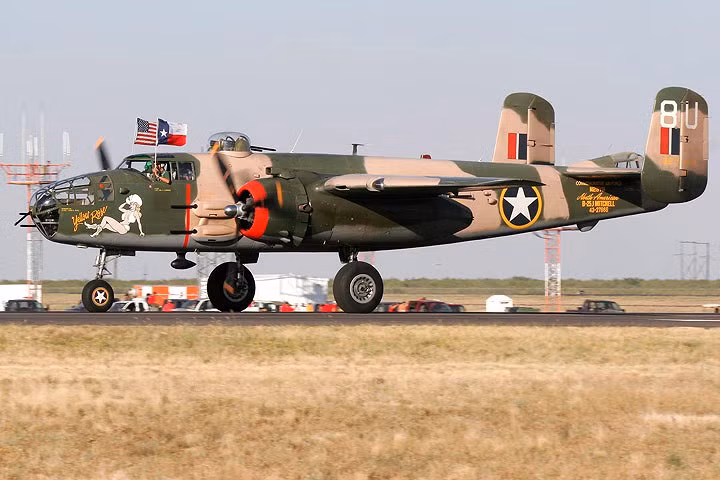 B-25 từng tham chiến tại nhiều mặt trận, chủ yếu là trong Thế chiến 2, góp phần đánh bại chủ nghĩa phát xít.