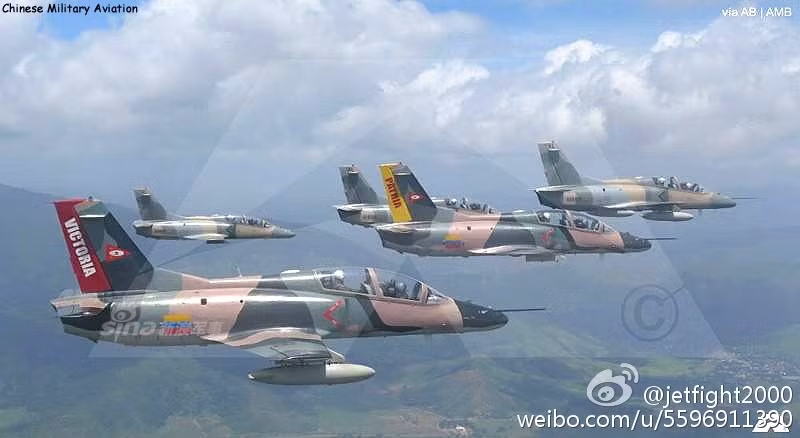 Phi cơ huấn luyện của Trung Quốc này cũng có thể làm nhiệm vụ của một máy bay tấn công hạng nhẹ với khả năng mang theo tối đa 1 tấn vũ khí dưới 5 giá treo. Các loại vũ khí tương thích với JL-8 bao gồm pod pháo 23mm, bom, pháo phóng loạt,... Nguồn ảnh: Weibo.