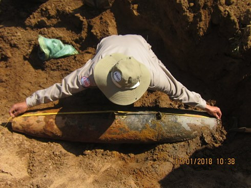 Đội rà phá bom mìn lưu động – Tổ chức Cây hòa bình Việt Nam di chuyển quả bom nặng 227 kg được đưa lên mặt đất an toàn.