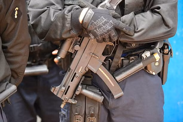 Tốc độ bắn của UMP là cực nhanh, lên tới 600 viên mỗi phút. Tầm bắn hiệu quả tùy vào loại đạn sẽ khoảng từ 75m tới 100m kèm theo gia tốc đầu nòng khoảng 284 mét/giây. Nguồn ảnh: Getty.