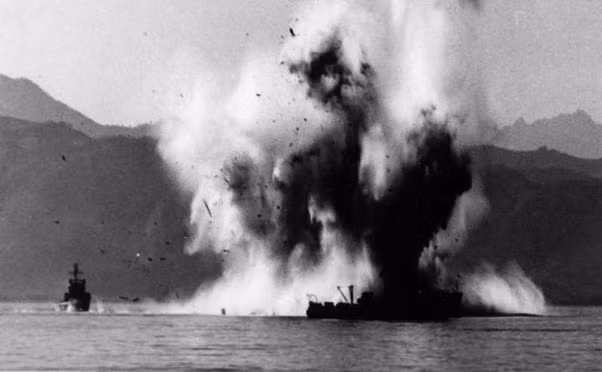 Một tàu nổi bị dính thủy lôi. Nguồn ảnh: Quora.