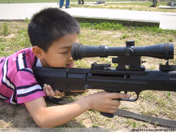 Tầm bắn hiệu quả của khẩu súng này vào khoảng từ 400 tới 1050 mét súng sử dụng hộp tiếp đạn 10 viên và có chiều dài nòng cơ sở khoảng 640mm. Nguồn ảnh: Design.