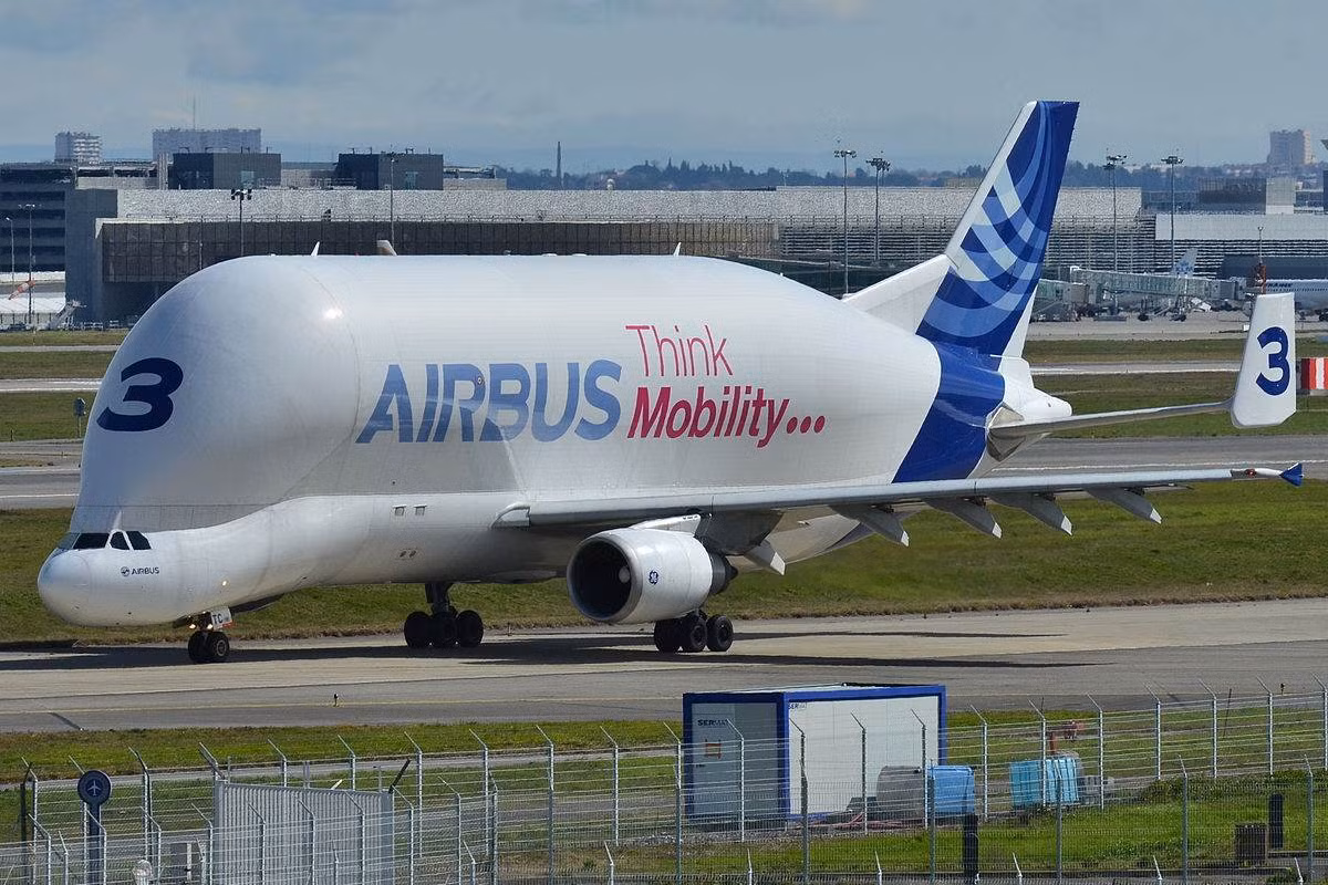 Phiên bản trước của Beluga XL mang tên Airbus A300-600ST (super transporter: Siêu vận tải cơ) hay đơn giản chỉ là Beluga đã ra đời từ năm 1995 và chỉ được sản xuất duy nhất 5 chiếc phục vụ trong đội bay của Airbus. Nguồn ảnh: Aviation.