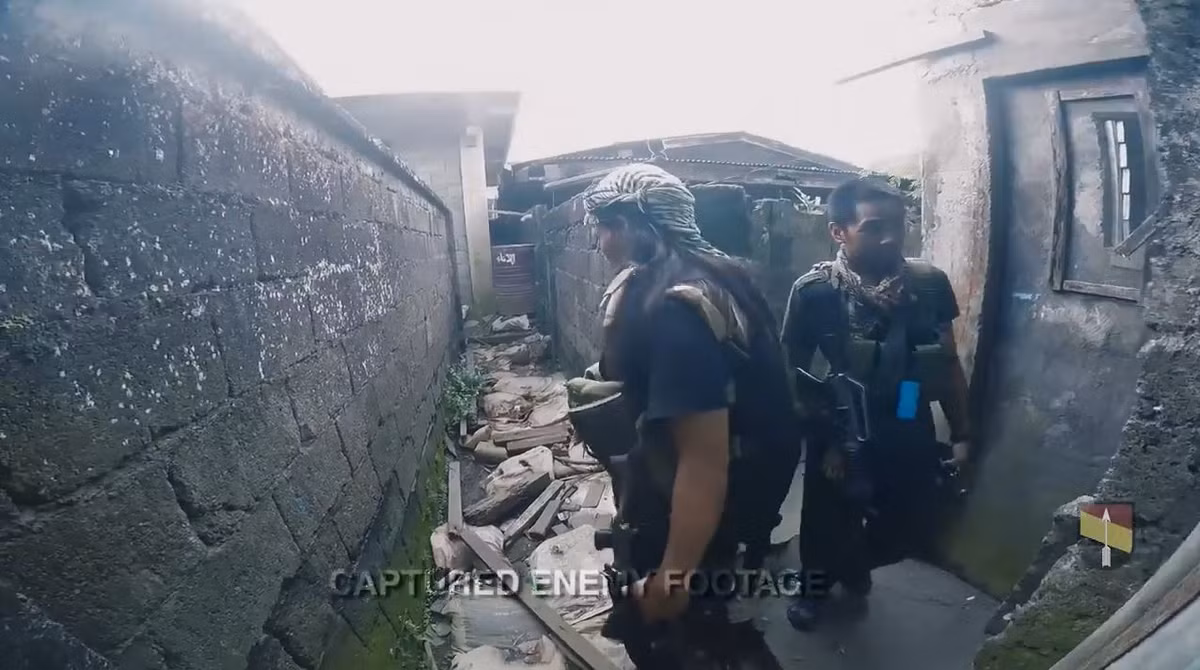 Phiến quân IS bên trong thành phố Marawi, ảnh cắt ra từ đoạn phim tư liệu mà quân đội Philippines thu được từ tay các phiến quân khủng bố hồi giáo.