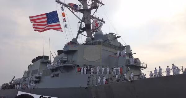 Như thông lệ, mỗi khu trục hạm thuộc lớp Arleigh Burke của Mỹ sẽ có biên chế đủ bao gồm 337 sĩ quan và thủy thủ đoàn. Nguồn ảnh: Romania.