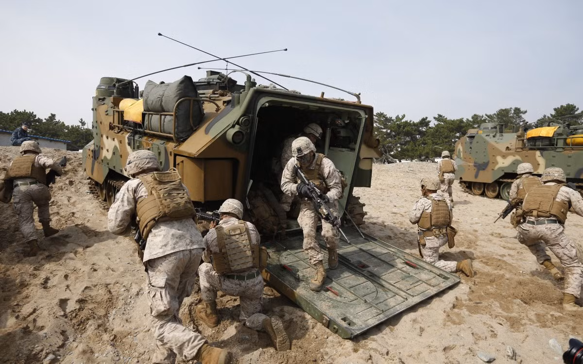 Rút kinh nghiệm xương máu của hơn 70 năm trước, quân đội các nước giờ đây quan tâm rất lớn tới việc triển khai lực lượng đổ bộ bờ biển dưới sự yểm trợ của các loại thiết giáp lưỡng cư, xe tăng lội nước,... Nguồn ảnh: BI.
