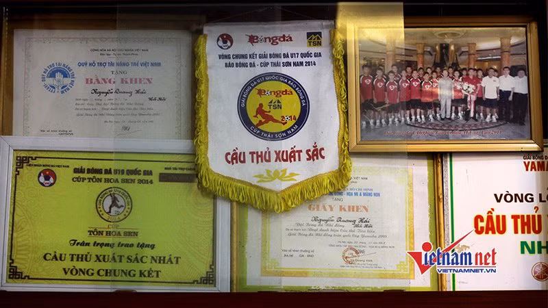 Tiền vệ Quang Hải nhận được rất nhiều bằng khen, cờ thi đua vì đạt được thành tích xuất sắc trong thi đấu.