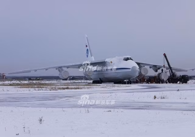  Vận tải cơ An-124 là một trong những loại máy bay vận tải hạng nặng lớn nhất thế giới. Có trọng lượng cất cánh lên tới 405 tấn và trọng tải lên tới 150 tấn. Chuyến bay đầu tiên của phi cơ này được thực hiện vào năm 1982 và Liên Xô thậm chí còn sử dụng nó làm bệ phóng trên không cho các tên lửa đạn đạo xuyên lục địa. Nguồn ảnh: Sina.