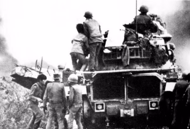 Sau màn "chào hỏi" với 70 lượt oanh tạc bằng B-52 và 60.000 viên đại pháo các loại nhắm vào phía Vĩnh Hòa, Thanh Hội, Cửa Việt,... quân đội ngụy Sài Gòn bắt đầu tiến quân theo 3 mũi và tiến đánh dồn dập vào các vị trí của ta. Nguồn ảnh: Oldriver.