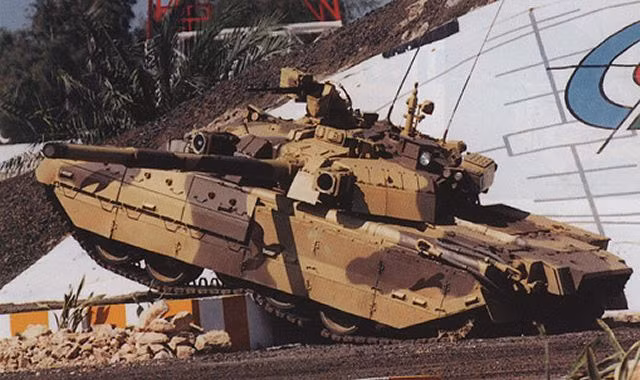 Phiên bản xe tăng chủ lực chiến trường T-84 của Ukraine là bản cải tiến sâu của xe tăng T-80UD. So với T-80UD, T-84 được trang bị giáp phản ứng nổ nhiều lớp chủ động, hệ thống bắn được cải tiến và nhiều thay đổi khác trong việc nâng cấp các thiết bị điện tử. Nguồn ảnh: Army.