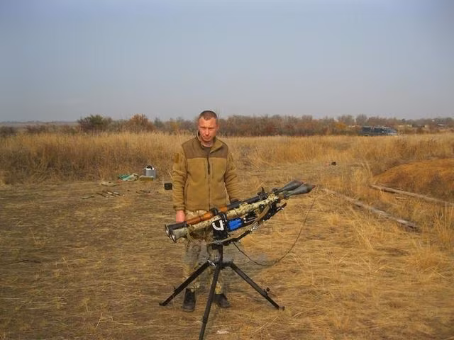 Hệ thống này cũng có phần khá gọn nhẹ, binh lính có thể triển khai một cách dễ dàng và nhanh chóng. Trong bố cảnh hiện tại, khi mà càng ngày các loại giáp chủ động trên thiết giáp càng hiện đại thì việc phóng một lúc càng nhiều quả phóng lựu càng tốt vào cùng một mục tiêu sẽ tăng xắc suất bắn hạ mục tiêu lên nhiều lần so với chỉ bắn một quả một. Nguồn ảnh: Sina.