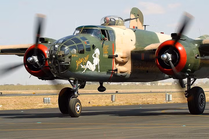 Hình dáng bệ vệ của máy bay B-25 khi đỗ trên đường băng.