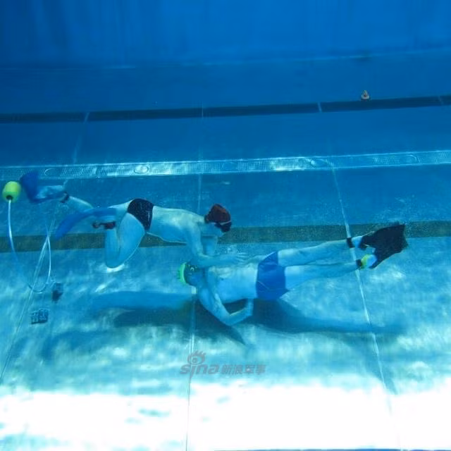 Cả hai đều có thể nổi lên mặt nước để thở một cách bình thường, tuy nhiên chiến thuật hữu hiệu nhất vẫn là cố dìm đối phương dưới nước càng lâu càng tốt. Nguồn ảnh: Sina.