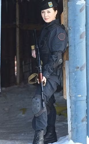 Đây có lẽ là một thành viên nữ của lực lượng đặc nhiệm Kazakhstan.