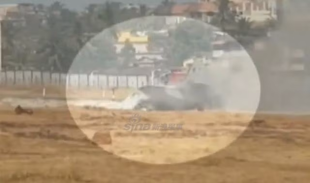 Theo đó, vụ tai nạn xảy ra vào trưa ngày 3/1/2018 theo giờ địa phương tại sân bay Goa's Dabolim. Nguyên nhân của vụ tai nạn ban đầu được xác định là phi công đã cho máy bay chạy quá đường băng, dẫn tới việc máy bay đâm vào một con mương an toàn và bốc cháy. Nguồn ảnh: Sina.