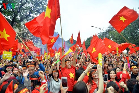 U23 Việt Nam sẽ là một trong những nguồn cảm hứng mãnh liệt để các chính trị gia, các doanh nhân, những trí thức và các văn nghệ sĩ…, những người có quyền lực xã hội, từ cảm hứng bóng đá hãy hành động thật sáng tạo, tích cực trong vị trí của mình để đưa đất nước thực sự bay lên. (Ảnh: Trường Giang). U23 Việt Nam sẽ là một trong những nguồn cảm hứng mãnh liệt để các chính trị gia, các doanh nhân, những trí thức và các văn nghệ sĩ…, những người có quyền lực xã hội, từ cảm hứng bóng đá hãy hành động thật sáng tạo, tích cực trong vị trí của mình để đưa đất nước thực sự bay lên. (Ảnh: Trường Giang).