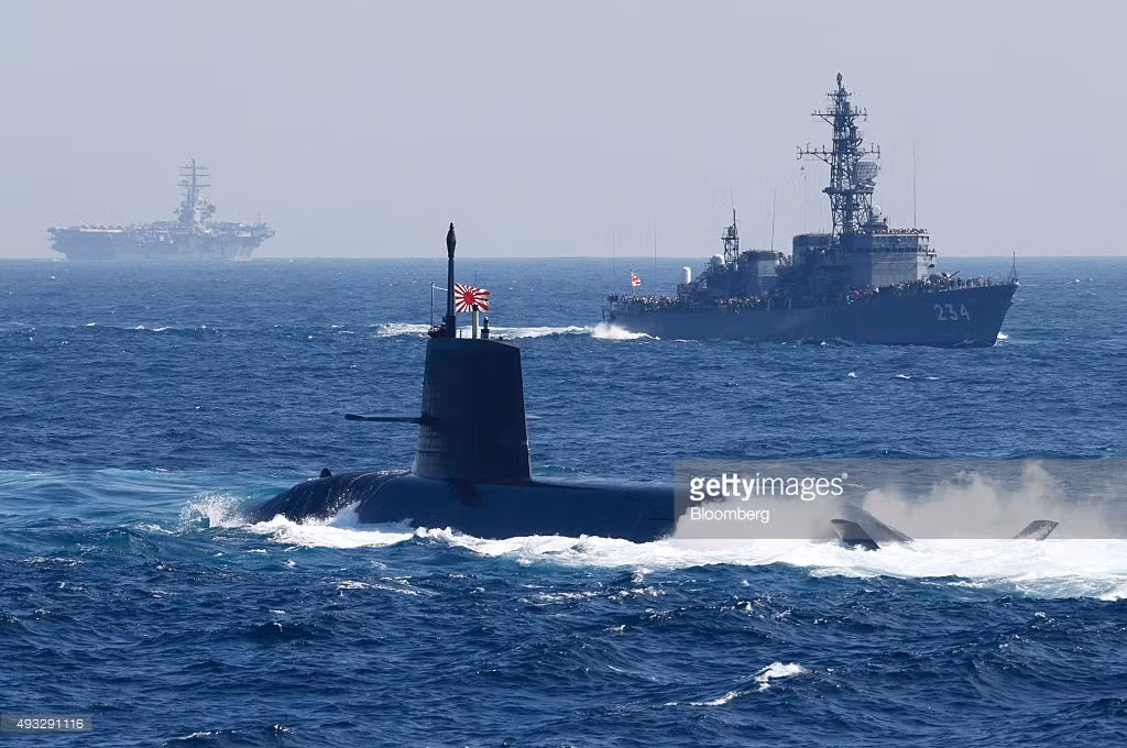 Trong khi đó, Nhật vẫn tiếp tục bám vào lập luận của mình về việc các mối đe dọa tới từ các nước láng giềng như Triều Tiên và Trung Quốc. Tokyo cũng khẳng định, Hiến Pháp của họ không cấm Nhật Bản sở hữu tàu sân bay, miễn là các tàu sân bay đó chỉ được coi là vũ khí phòng thủ. Nguồn ảnh: Gettyimg.