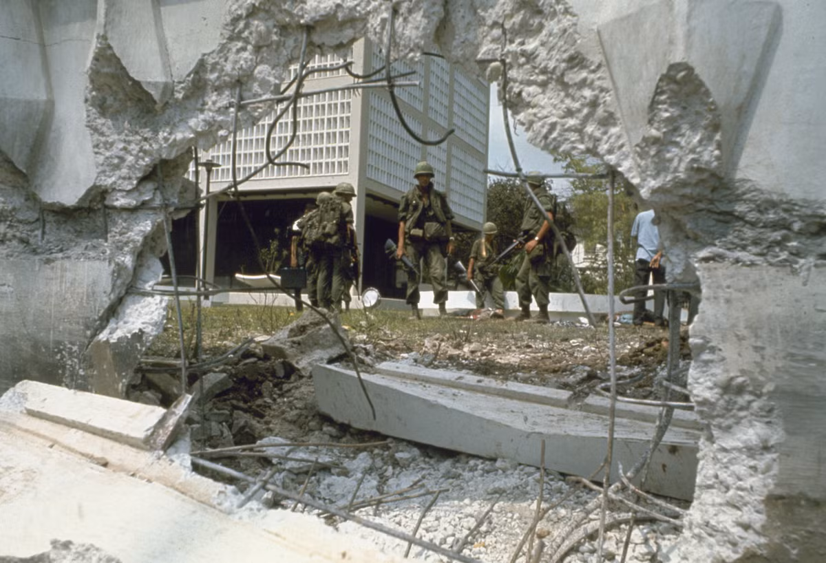 Cận cảnh một lỗ thủng trên bức tường tòa nhà Đại Sứ Quán Mỹ tại Sài Gòn bị biệt động và đặc công của ta đánh thủng. Tòa nhà được mệnh danh là an toàn nhất Đông Dương đã bị quân giải phóng chiếm quyền kiểm soát trong nhiều giờ đồng hồ. Nguồn ảnh: Flickr.