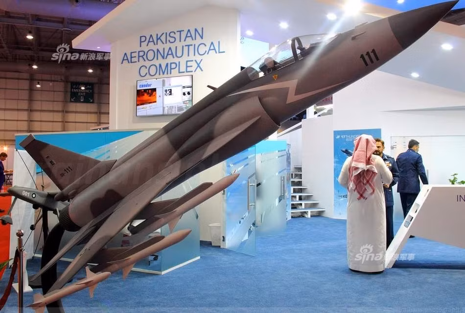 JF-17 sử dụng một động cơ Klimov RD-93 do Nga sản xuất, cho phép chiếc máy bay này bay với tốc độ tối đa khoảng Mach 1,6. Tầm hoạt động tối đa của JF-17 vào khoảng 2000 km trong khi đó trần bay của nó đạt xấp xỉ 17.000 mét. Nguồn ảnh: Sina.