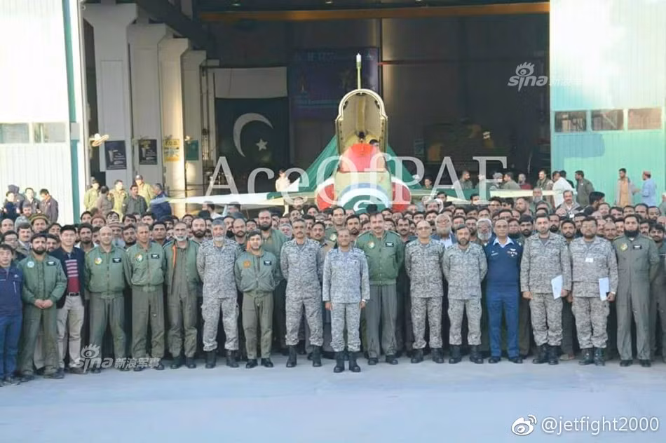 Theo thông tin được truyền thông Pakistan đăng tải, trong thời gian từ năm 2007 tới năm 2017, phía Pakistan đã đóng được tổng cộng 100 chiếc JF-17 trong đó có 50 chiếc JF-17 Block I và 50 chiếc còn lại là loại JF-17 Block II. Nguồn ảnh: Sina.