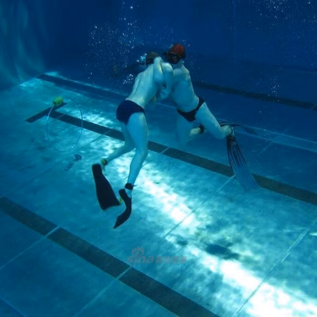 Đây là một môn thể thao đòi hỏi nền tảng thể lực cực kỳ tốt, đòi hỏi những người lính Nga không những cần phải khỏe mạnh mà còn cần tới sự dẻo dai, nín thở tốt và sức chịu đựng cao. Nguồn ảnh: Sina.