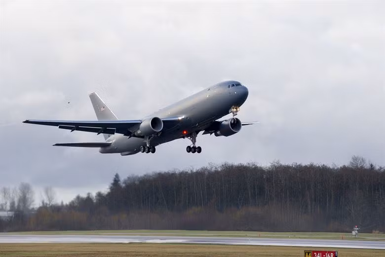 Có giá lên tới 241 triệu USD mỗi chiếc, KC-46A dự kiến sẽ trở thành mẫu máy bay tiếp nhiên liệu mới của Không quân Mỹ trong vòng 50 năm tới. Nguồn ảnh: Seym.