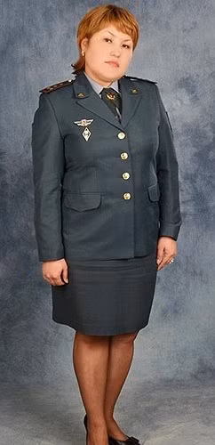 Nữ quân nhân với mái tóc vàng.