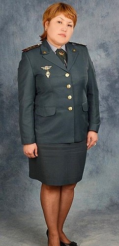 Nữ quân nhân với mái tóc vàng.