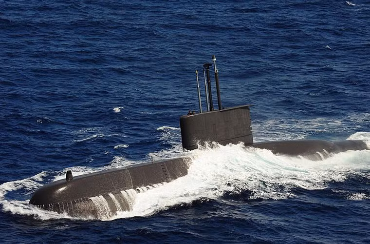 Độ sâu tối đa mà tàu ngầm Type 209 thử nghiệm có thể đạt được vào khoảng 500 mét. Thủy thủ đoàn đầy đủ của tàu gồm 30 người, tầm hoạt động khi nổi đạt 20.000 km, khi lặn kèm ống thở là 15.000 km và khi lặn hoàn toàn là 700 km. Nguồn ảnh: Military.