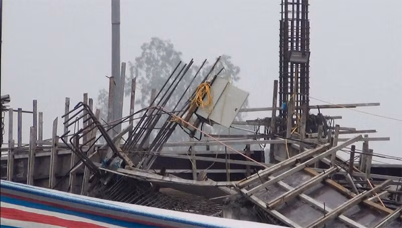 Hiện trường vụ sập ngổn ngang